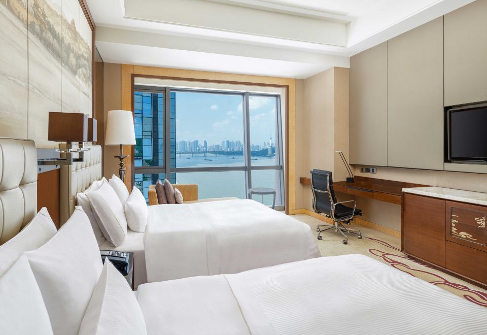 行政高樓層側江景雙床房 「兩岸燈火，瞰90度臨江璀璨」