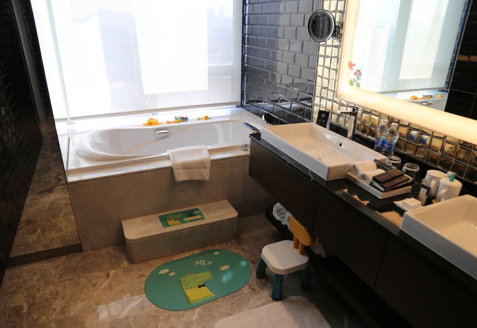 恐龍樂園家庭親子全景套房（大床+子母床）