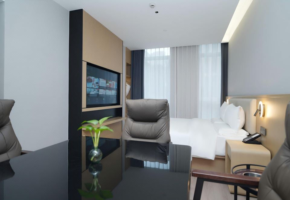 尊享棋牌大床房︱記憶床墊︱全屋聲控︱記憶枕︱智能投屏