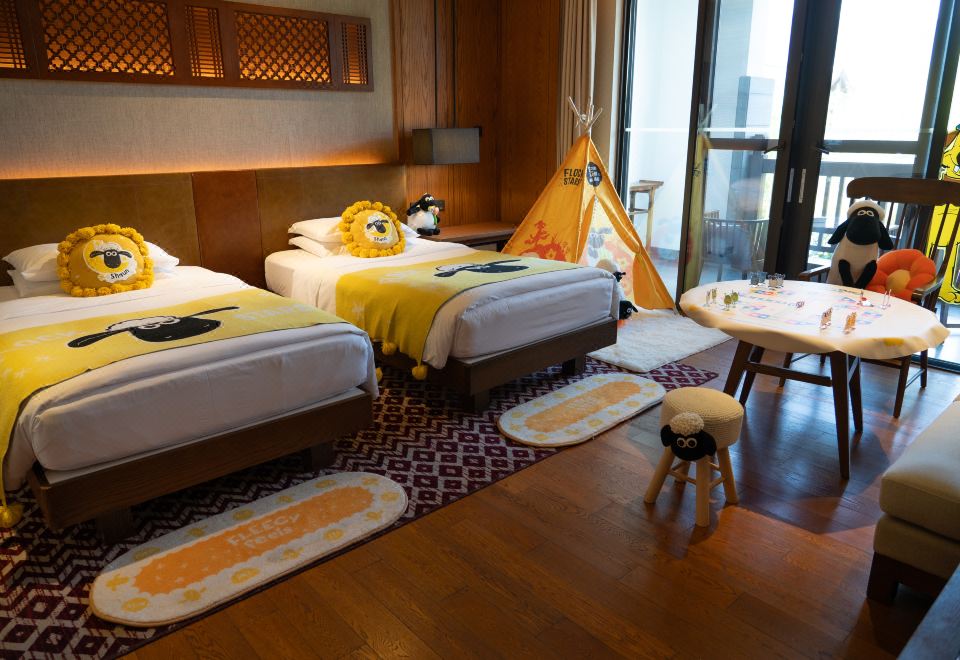 Jinmao Purelax Lijiang, The Unbound Collection By HYATTSHAUN THE SHEEP Happy Holiday Themed Hotel Rooms Twin Beds