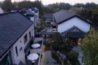 Night mooring at SSAW-Yangzhou Slender West Lake Resort Hotel
