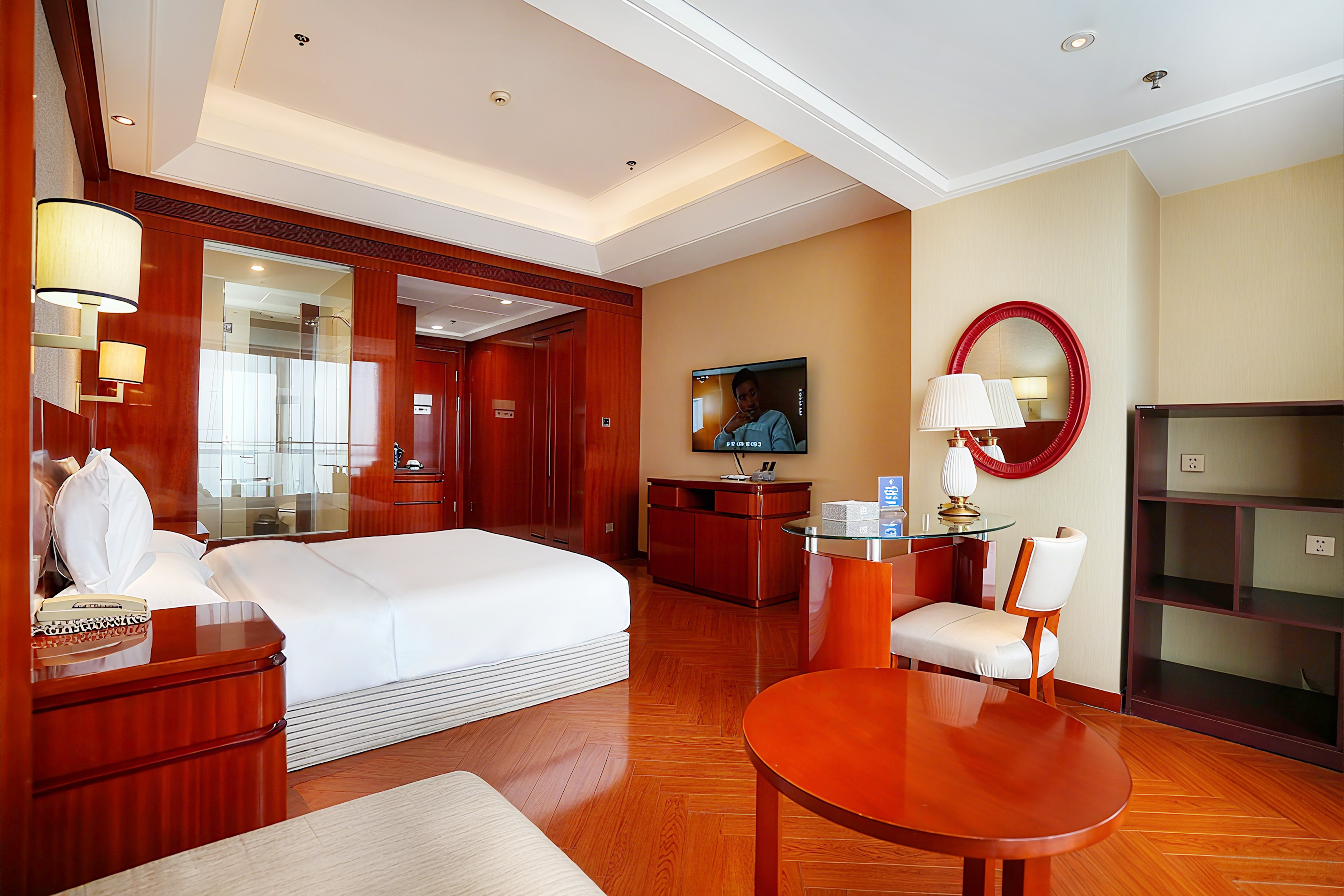 高级大床房+55寸投屏电视