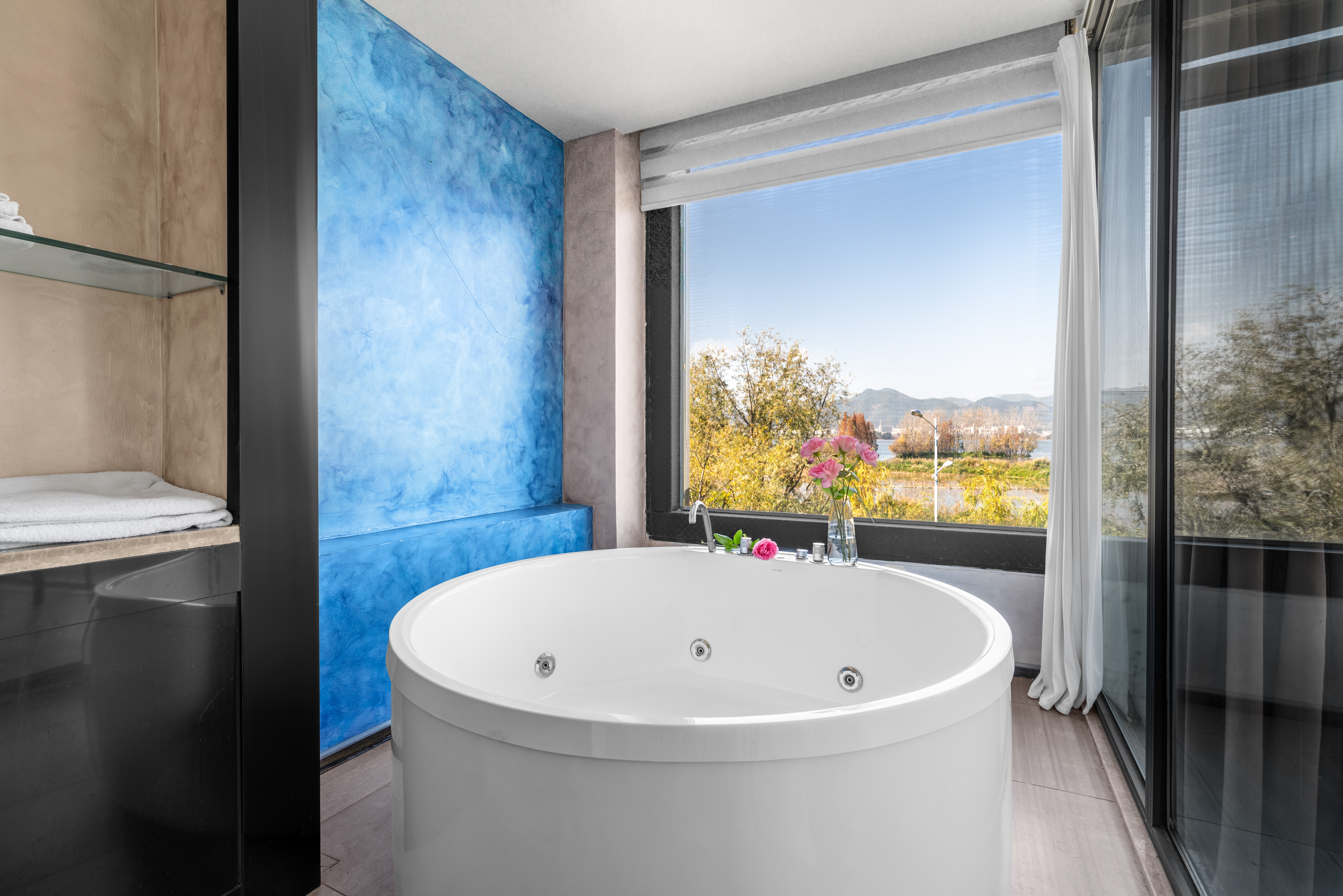 豪华滇池观景全落地窗浴缸大床房【直观滇池.躺看日落