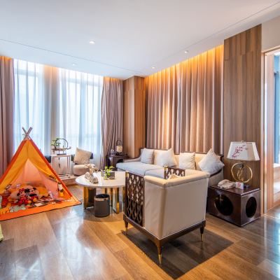 親子主題1房1廳高層露台大床套房（帳篷+搖搖馬） 麗呈朗譽飯店（深圳龍崗中心大運新城店）優惠