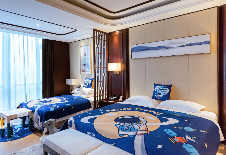 豪华亲子主题双床房【浴缸+无烟+高楼层落地窗】