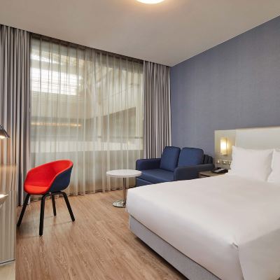 標準大床房 台中公園智選假日飯店優惠