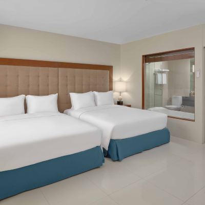 2 Queen Suite Pool Access