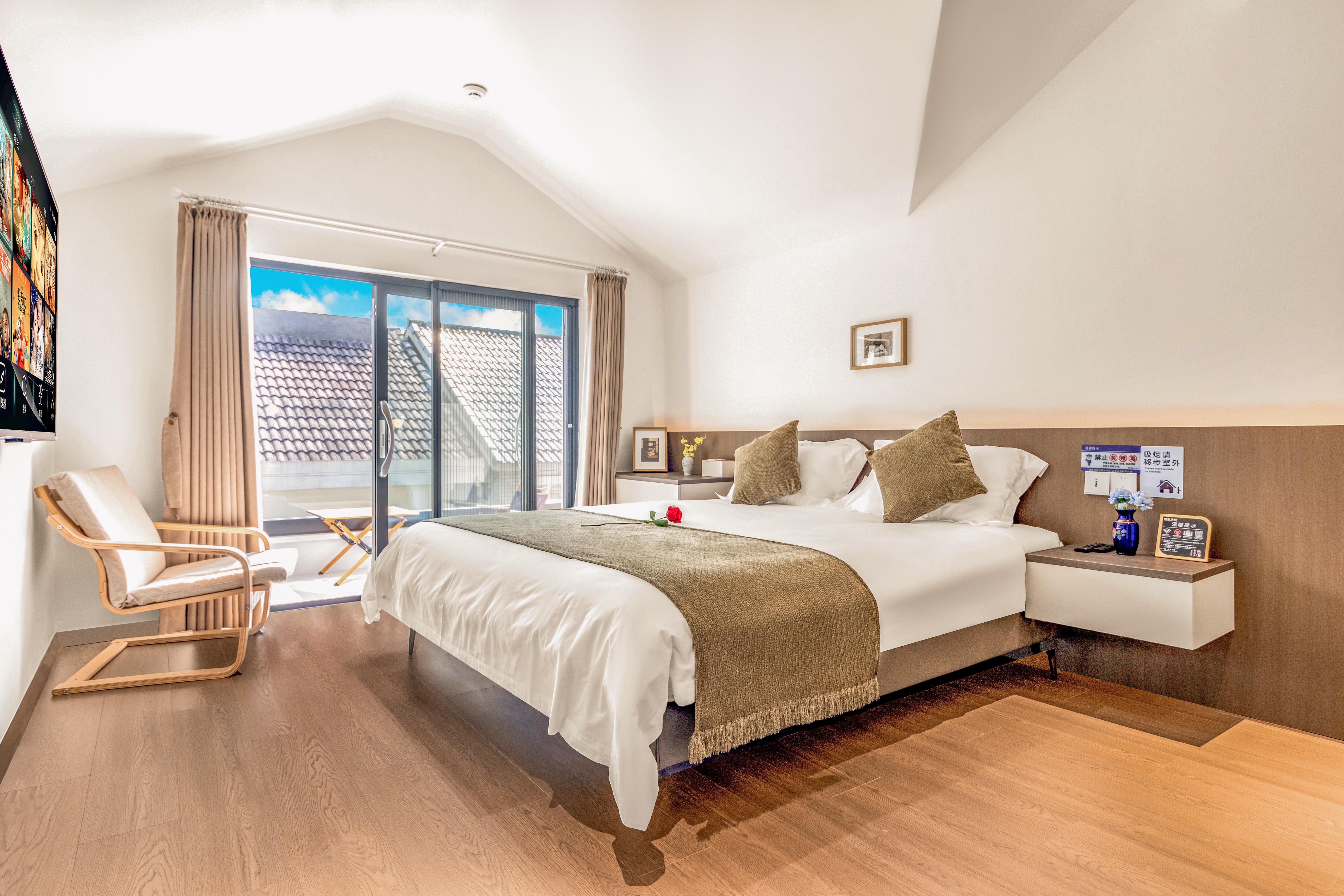 静谧舒适大床房丨中央约克水空调+可投屏智能电视+观景大阳台+户外桌椅