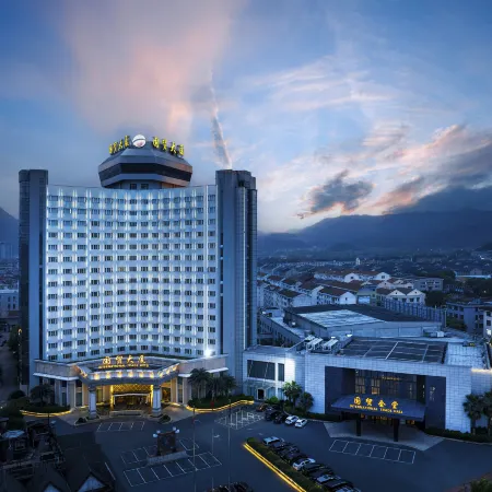 Hengdian World Studios · Guomao Hotel (Qingming Riverside Scene Store) Отели в г. Донян