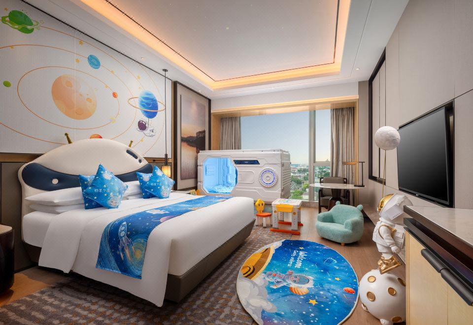 Sheraton Baohua HotelCandy STAR Galactic Theme Family Room (Space Capsule With Floor-to-Ceiling City View)
