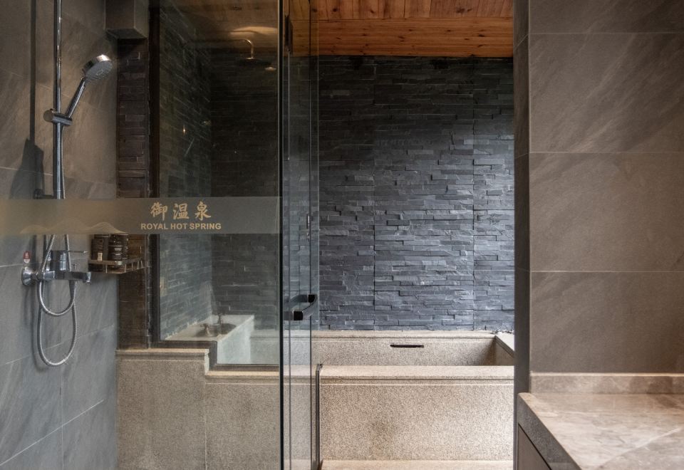 FUZHOU ROYAL HOT SPRING HOTEL & RESORTQingyun Pavilion - Travel Villa(Two Bedrooms And One Living Room+indoor Hot Spring Pool)