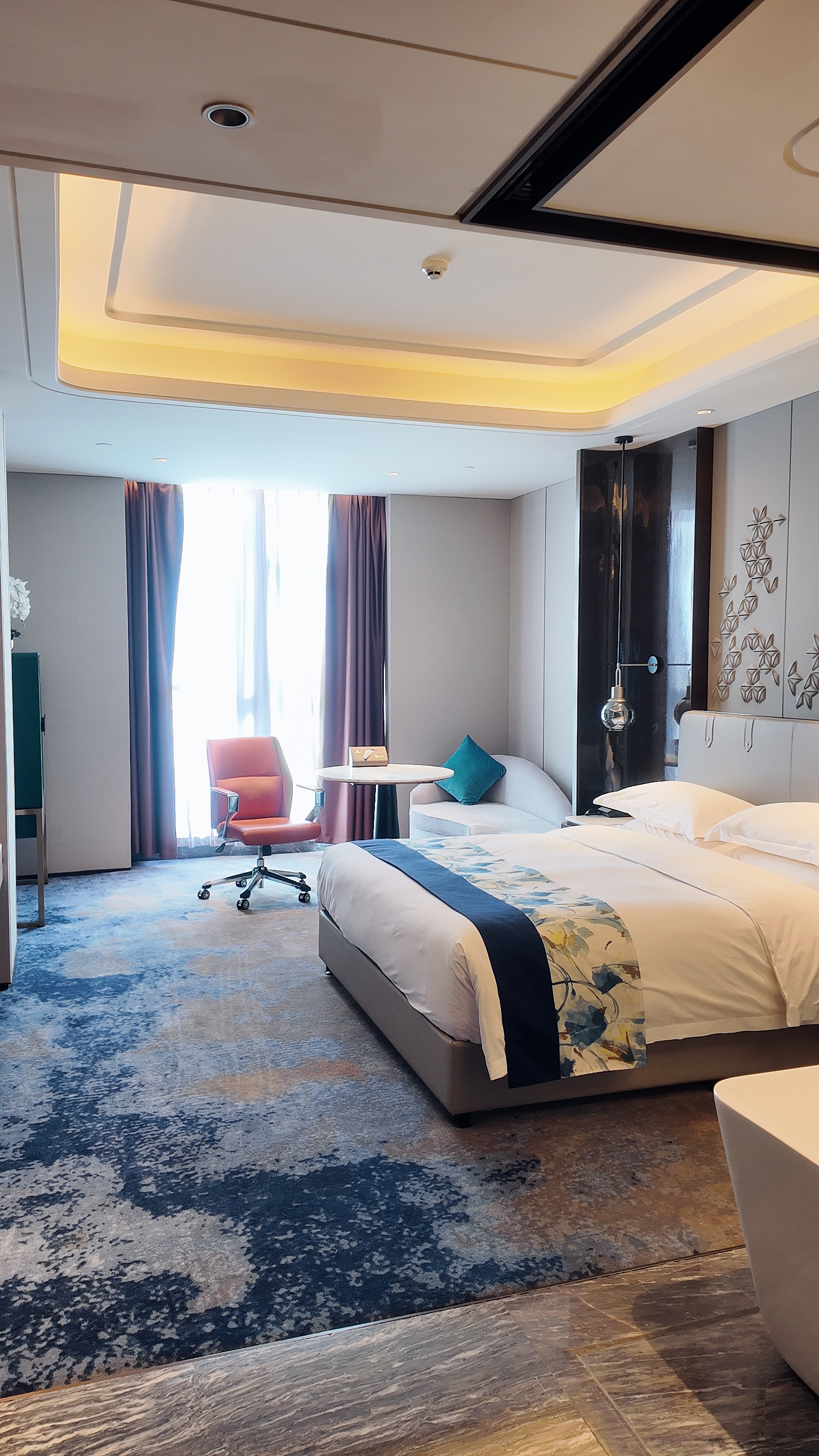 高级行政大床房 【慕斯床垫+智能客控+白鸭绒被+浴缸】