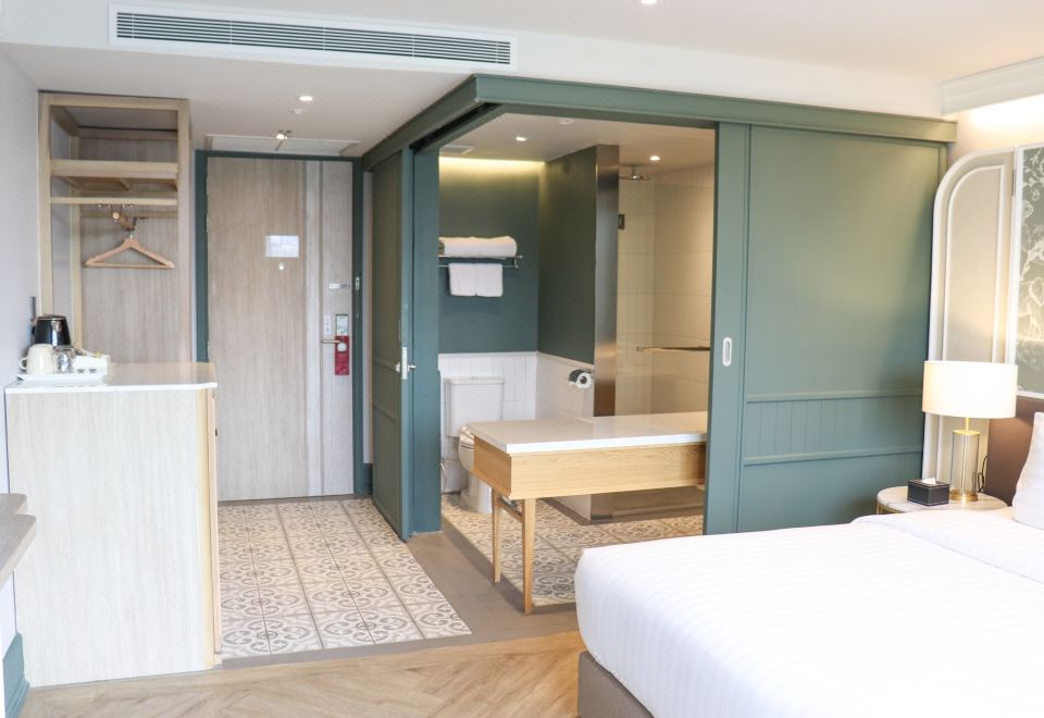 四分之一河景特大床房