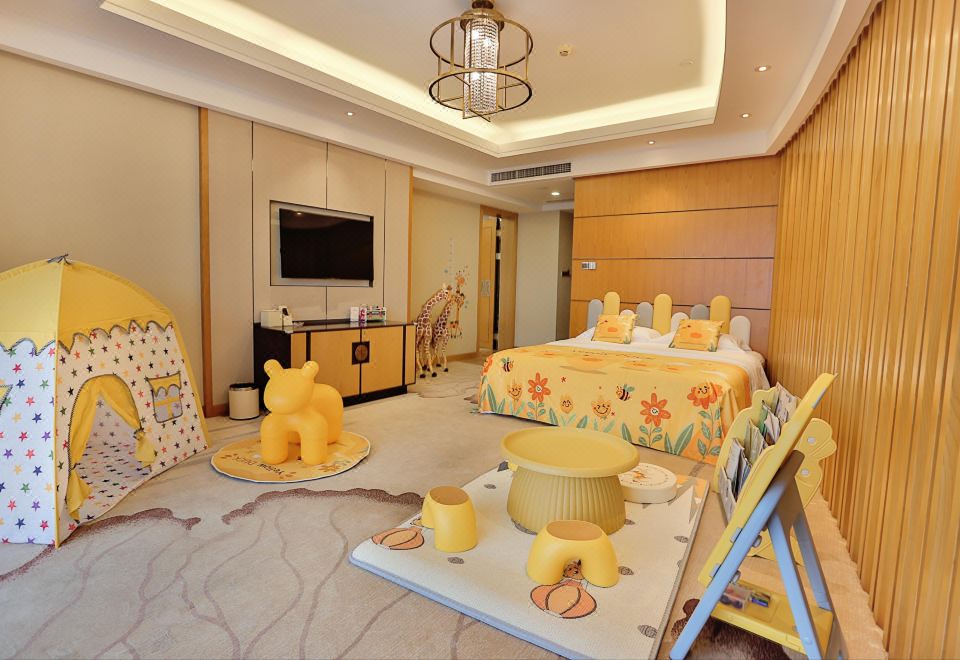 Kingworld Hotel Gui'anFamily Friendly Suite (Balcony, Soaking Tub)