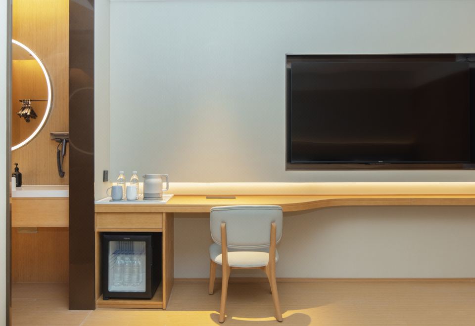 高级双床房【65寸投屏电视+小冰箱】