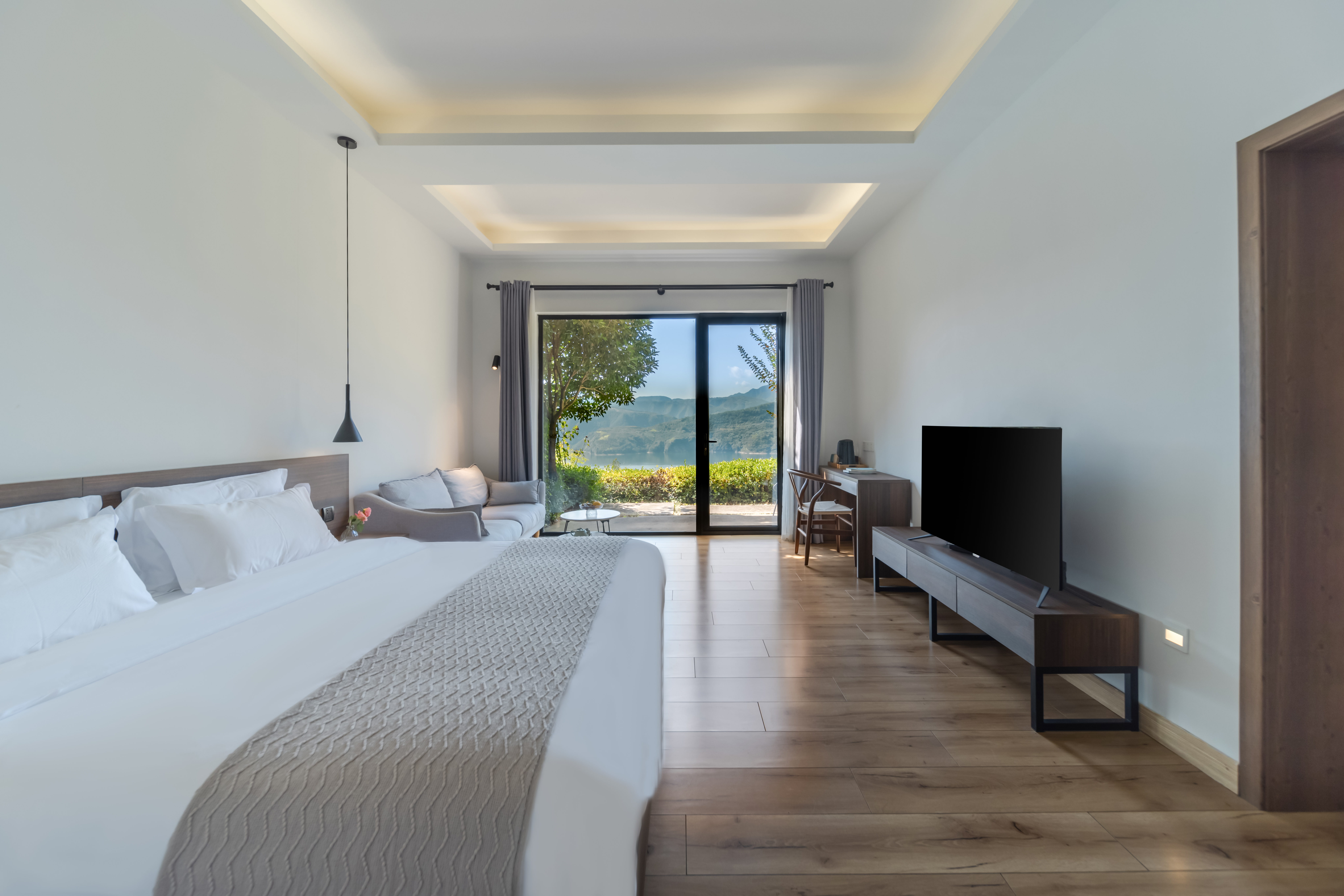 望山湖景大床房