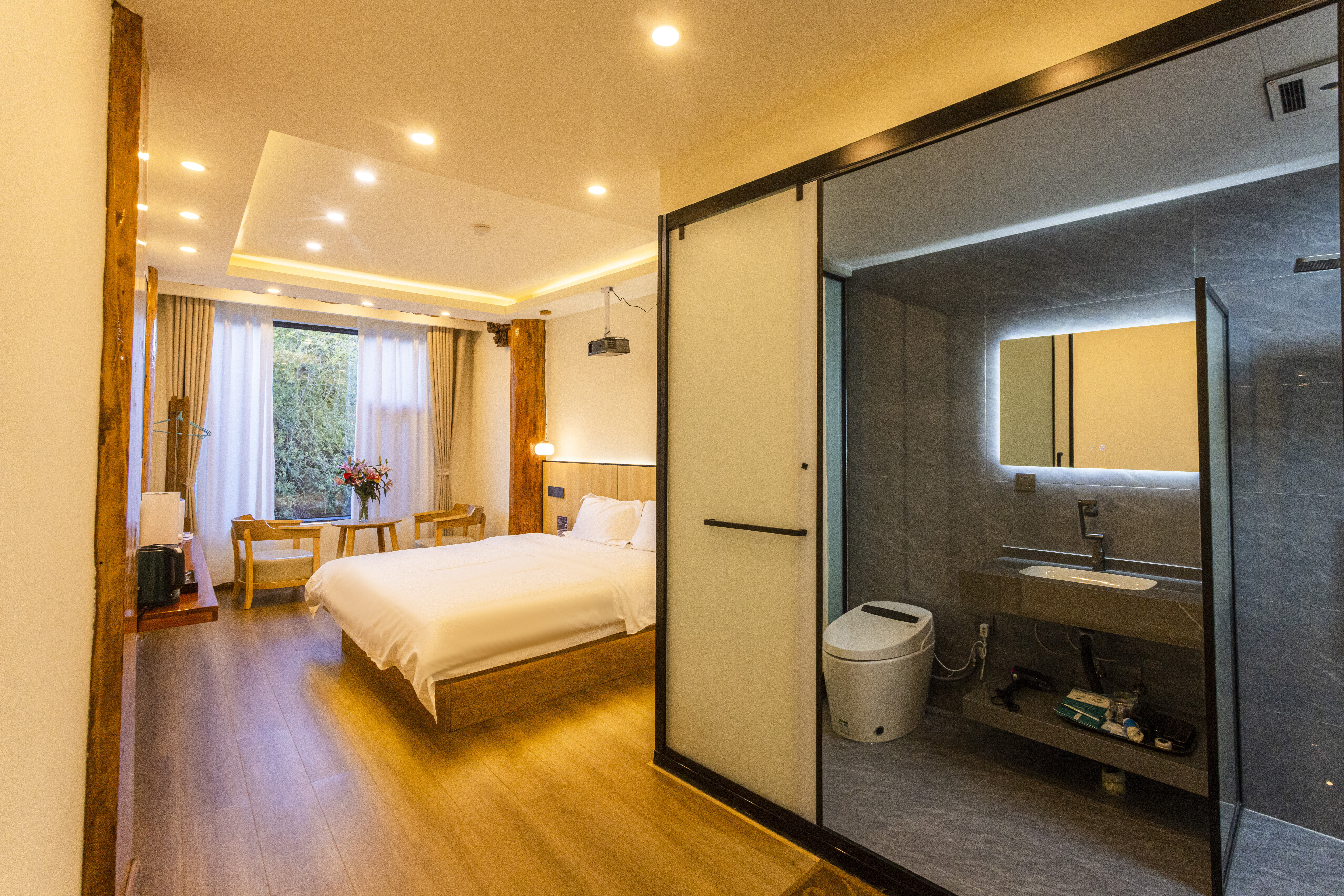 Queen Room With Courtyard View