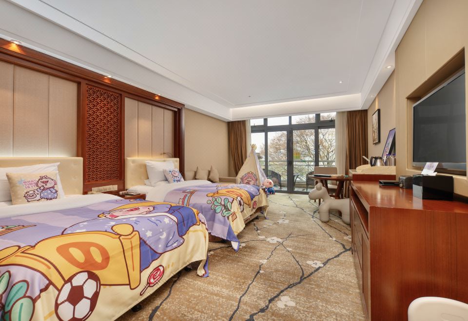 猪小屁主题湖景双床房