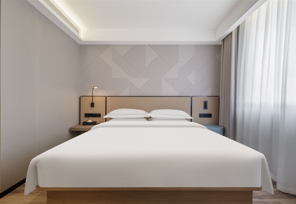 標準大床房〔智能客控+智能投屏+零壓床墊〕