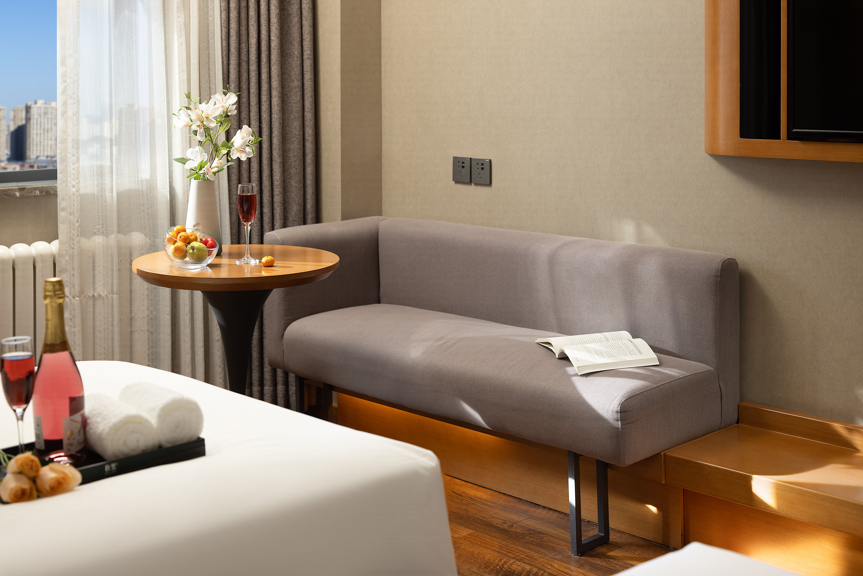 明星舒适大床房（明亮外窗+会客沙发区+柔软羽绒枕）