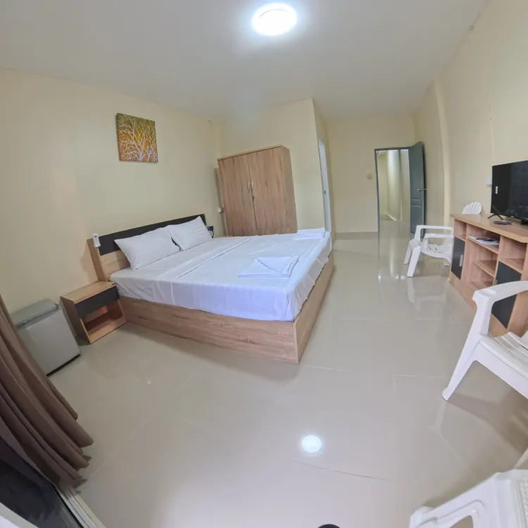 ห้องเตียงใหญ่ พร้อมระเบียง