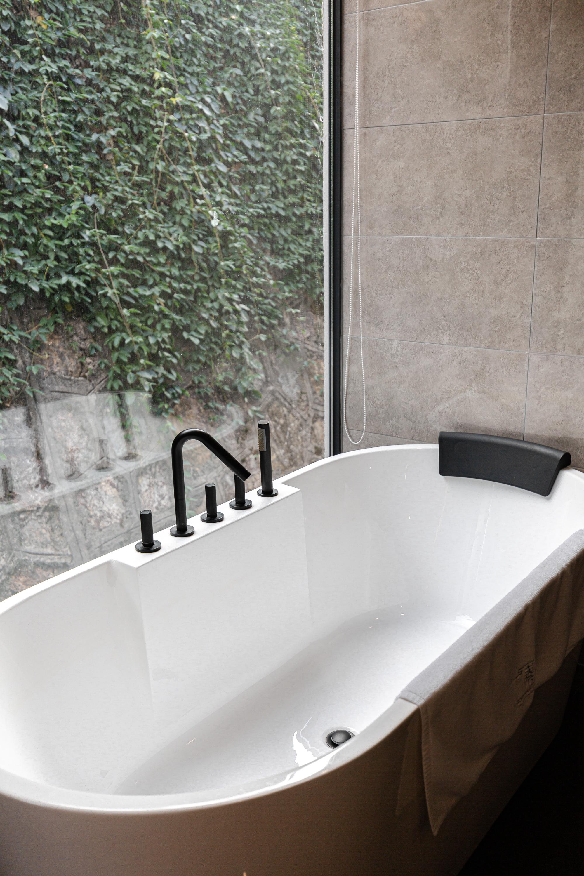 邂逅.浴缸圆床房