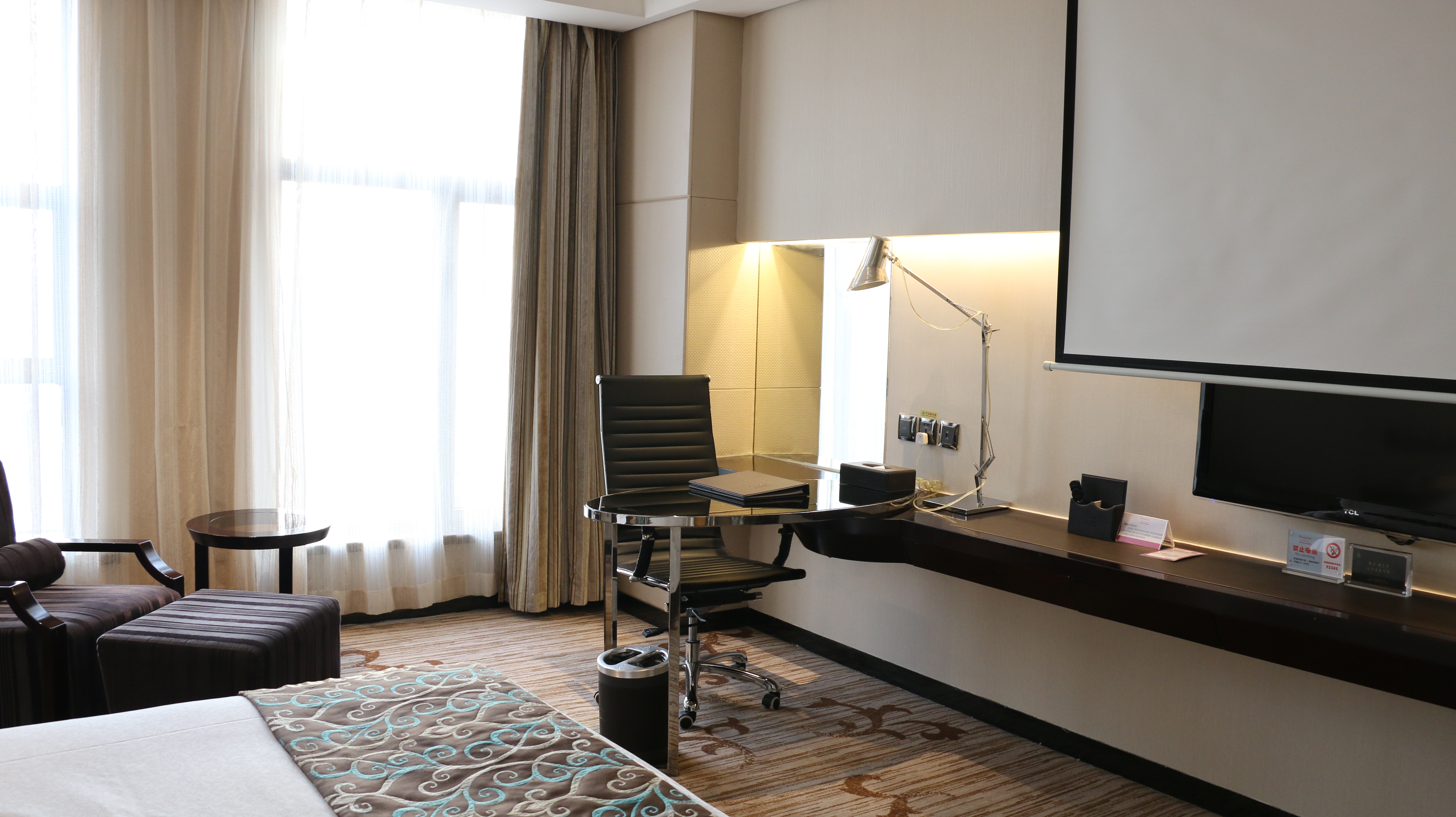 豪华影音大床房（120寸投影幕布+空气净化器）