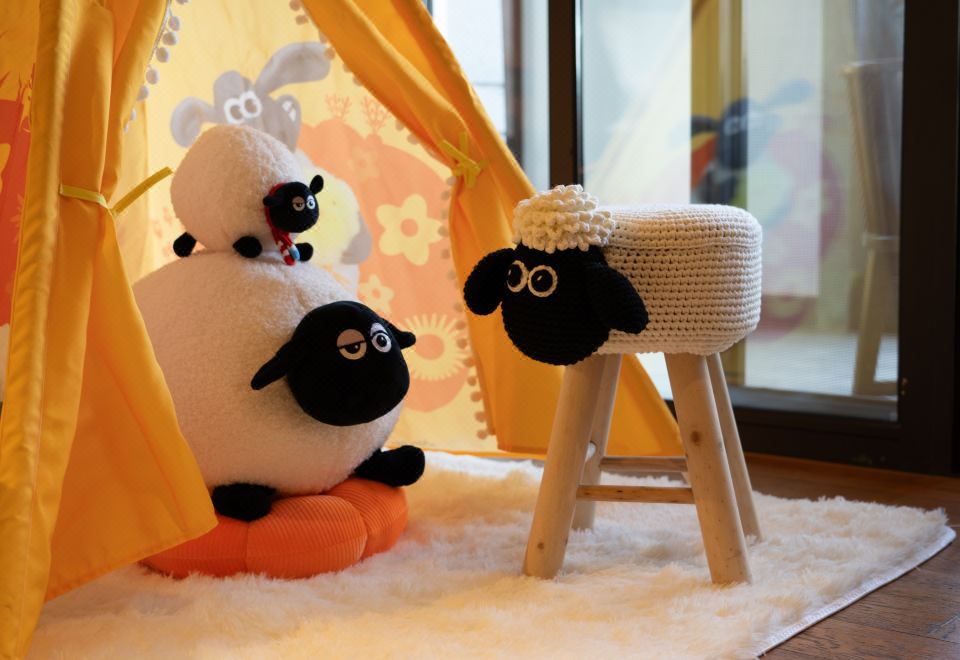 Jinmao Purelax Lijiang, The Unbound Collection By HYATTSHAUN THE SHEEP Happy Holiday Themed Hotel Rooms Twin Beds