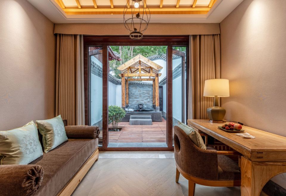 尊享汤苑圆床房（室外庭院私汤）