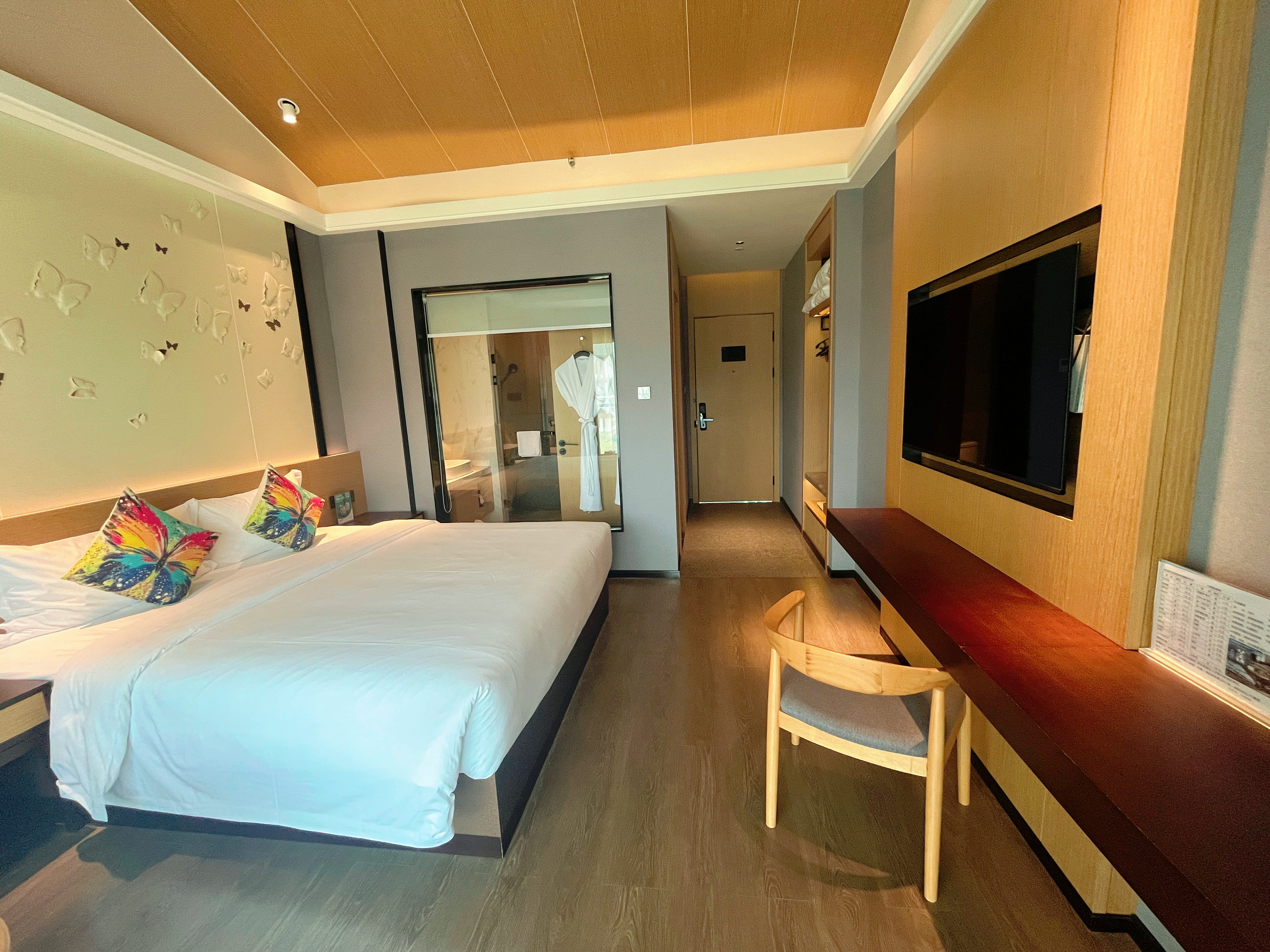 观岚?全景阳台大床房『观景阳台+舒睡床垫+休闲沙发』