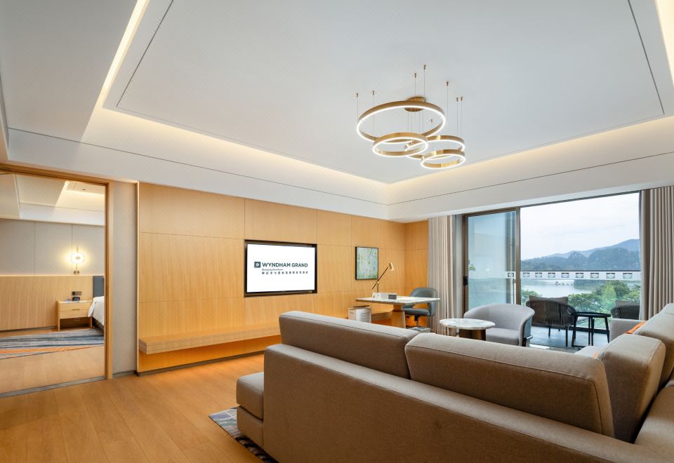 至尊泡池湖景家庭套房