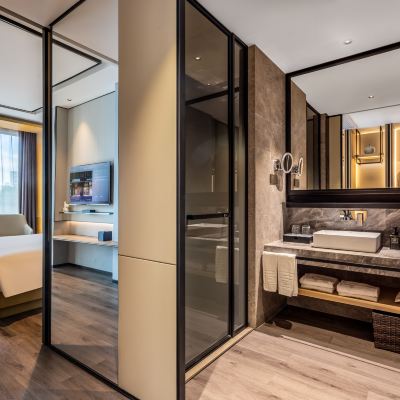 雲和大床房（手機投屏+小冰箱+藍牙音響） 雲和夜泊飯店（上海虹橋樞紐國展中心店）優惠