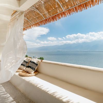 聖託里尼·放牧心靈大床房【海景洞穴泡池+連通露台】 大理牧心堡懸崖祕境莊園優惠