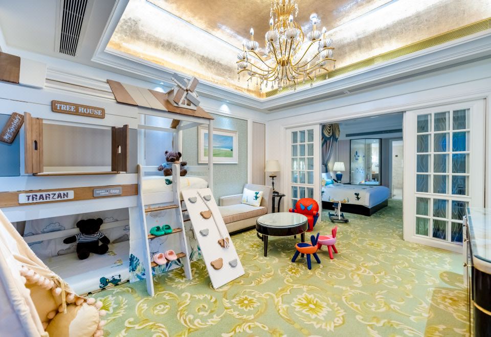 InterContinental Chengdu Global CenterFamily Room - Courtyard-View