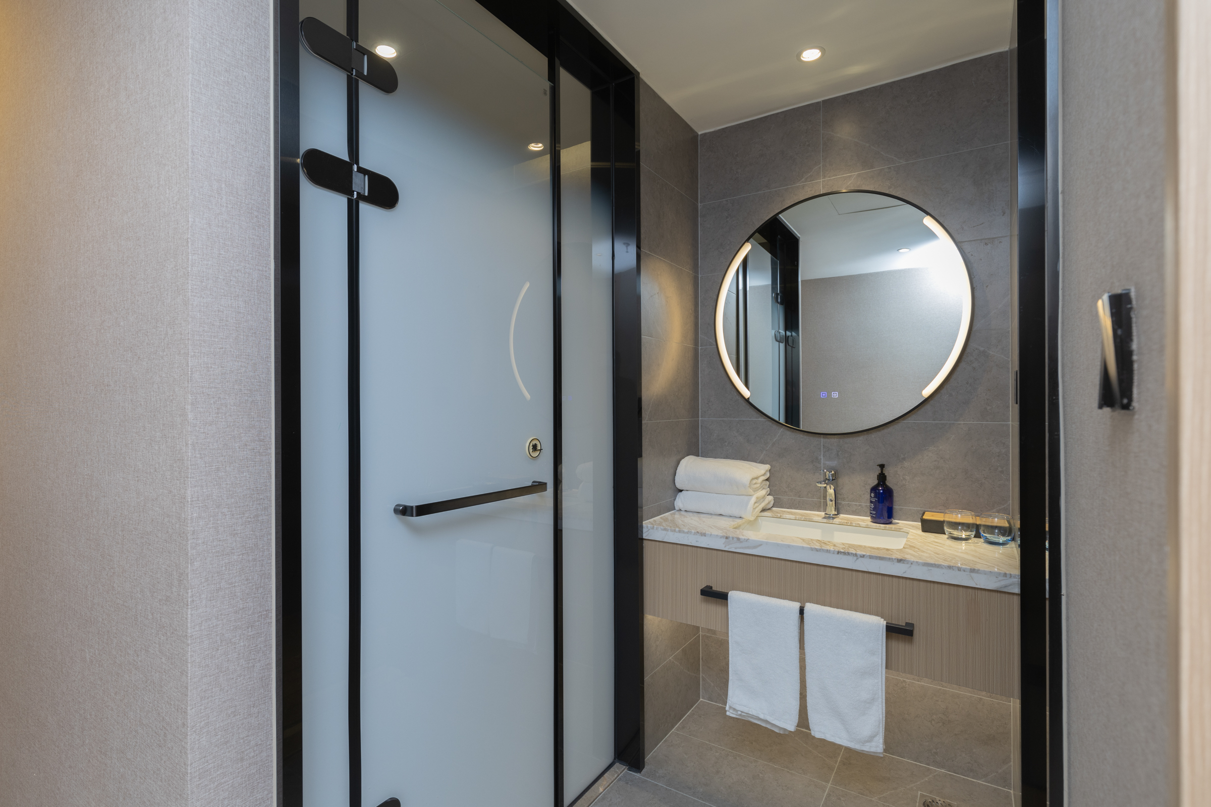 高级大床房（可投屏55寸电视+喜临门床垫+自助洗衣）