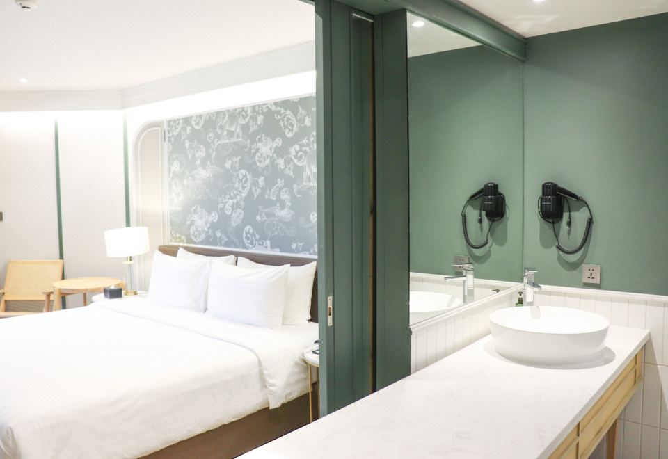 高级游泳池景特大床房（带阳台）