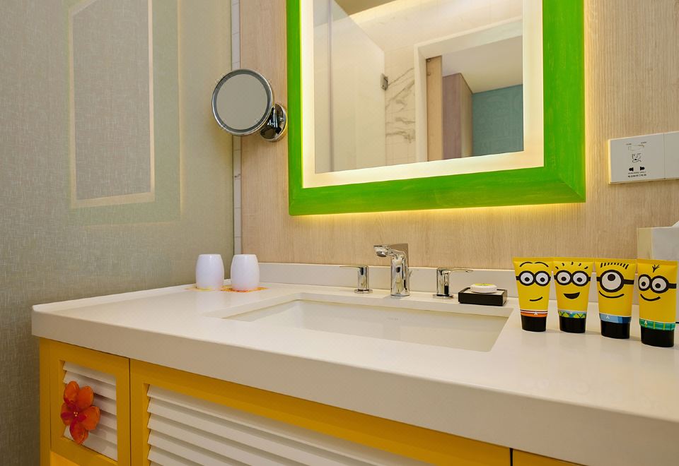 小黄人双大床房