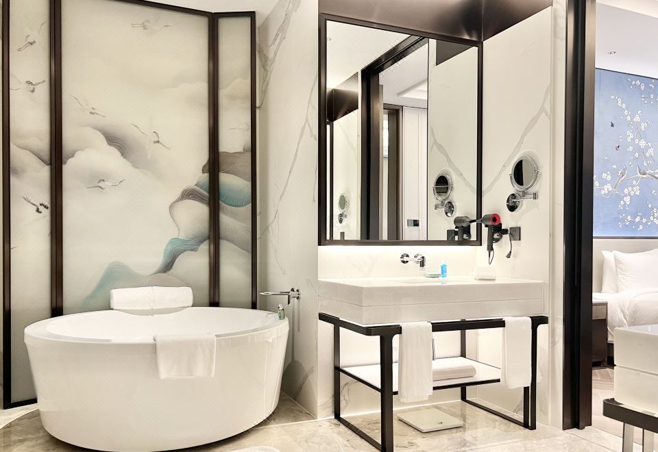 至尊景观套房（超大会客厅+胶囊Coffee机+戴森吹风机+主客双衞浴）