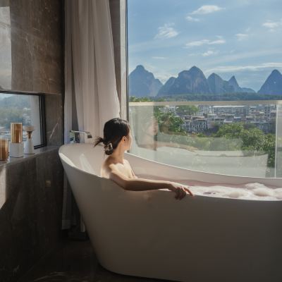 180°全景浴缸大床（賞灕江江景，享山水如畫） 世熙天悦酒店（陽朔西街店）優惠