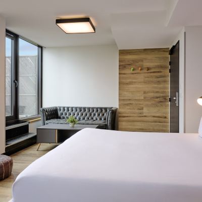 豪華特大號床房（帶露台+私人衛浴） 巴黎發電機旅館優惠