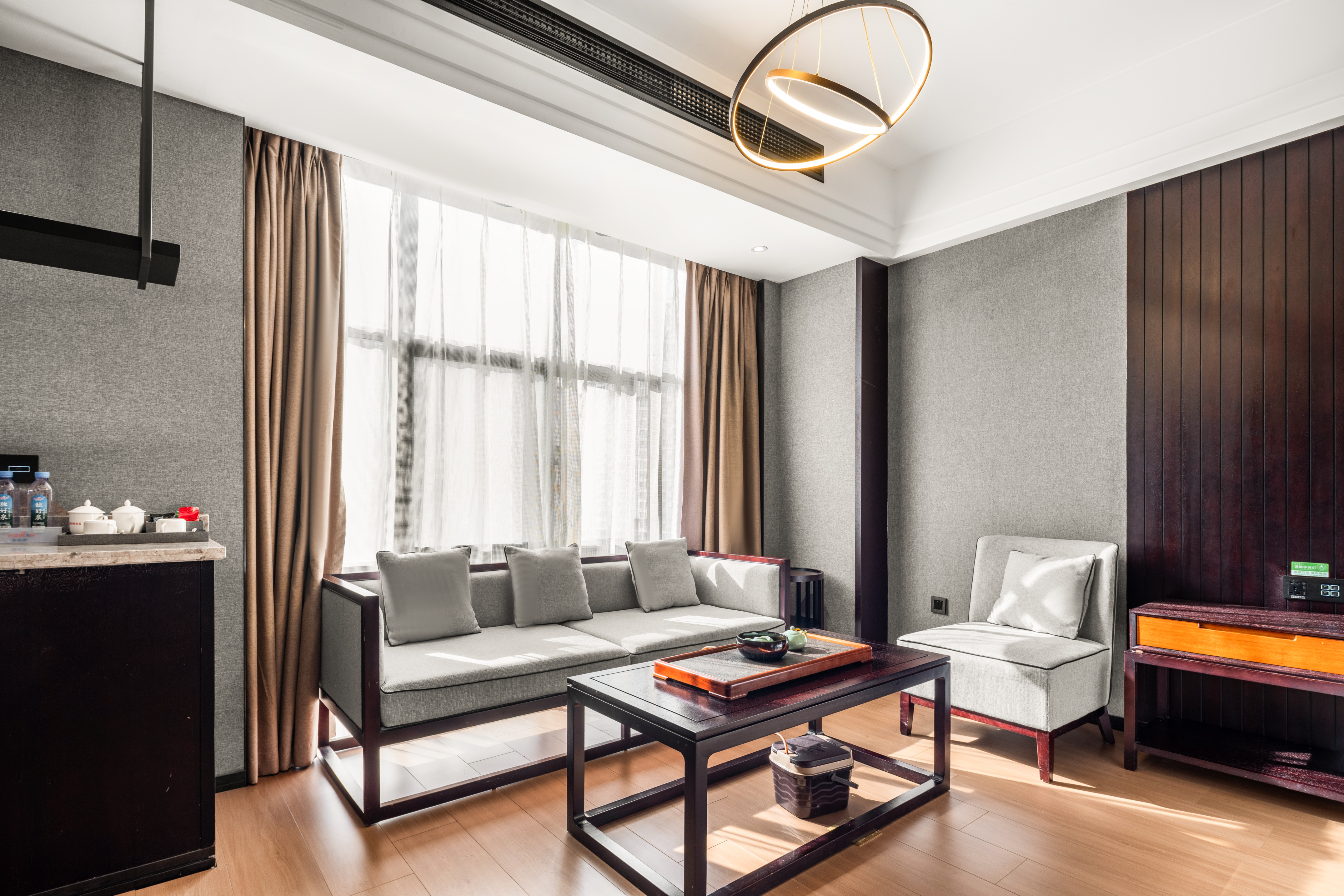 典雅行政大床房（现代简约沙发+茶几）
