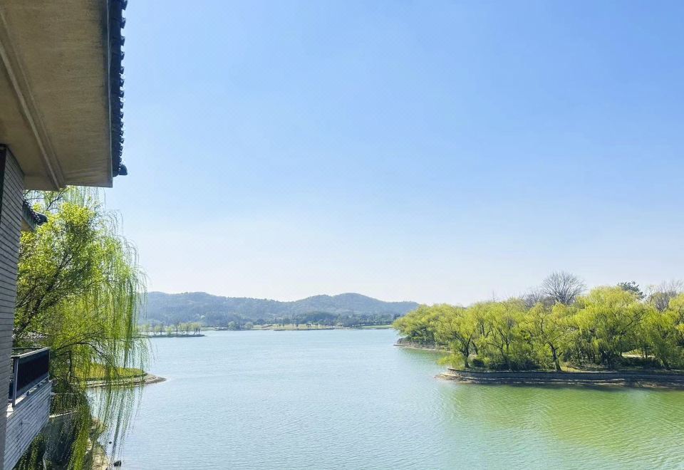 别墅湖景大床房