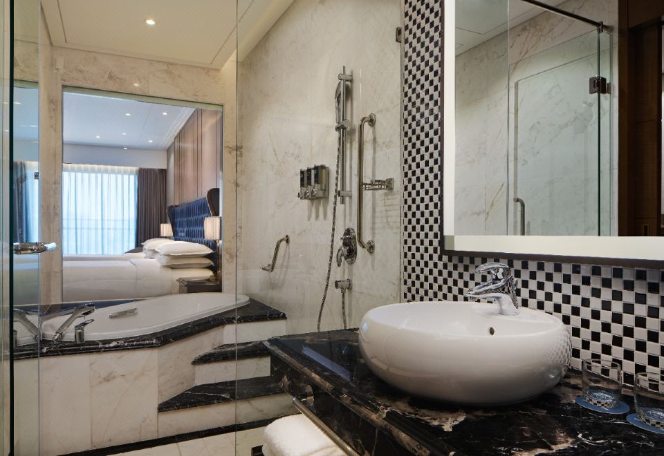 Four Points by Sheraton DanangDeluxe Twin, Partial Ocean View, Balcony, Bathtub