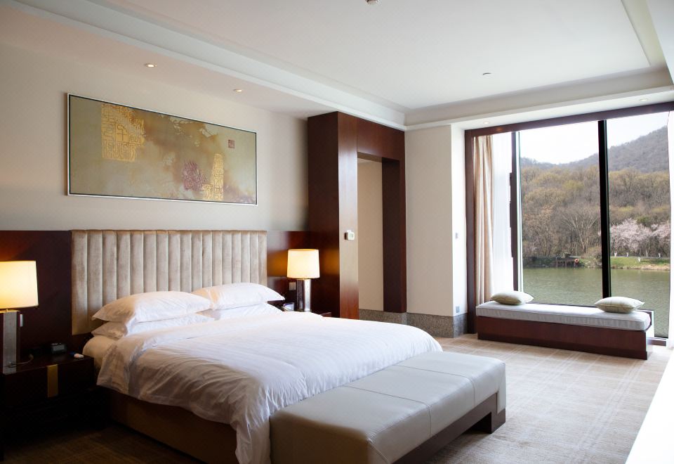 紫金楼·高级套房 -饱览湖光山色