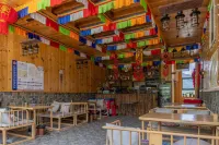 A cost-effective homestay where you can lie in bed and gaze at the Siguniang Mountain