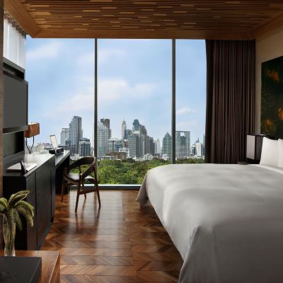 特色單卧室套房，配備 1 張特大床，可欣賞隆比尼公園或城市景觀，可享受特色俱樂部權益 曼谷索菲特特色酒店優惠