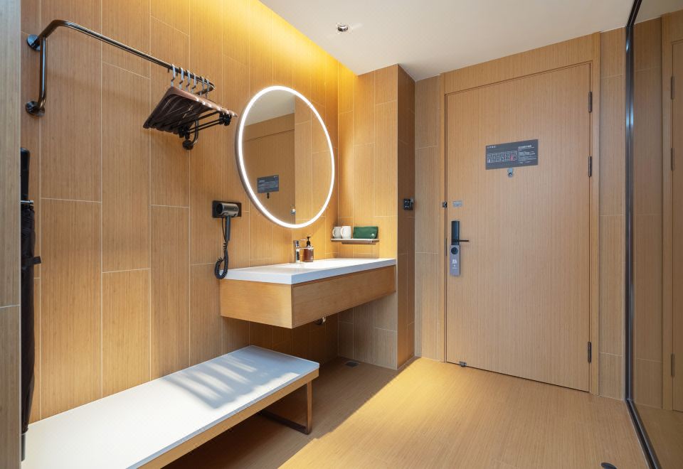 高级大床房（鸟瞰市容，湖景观楼）