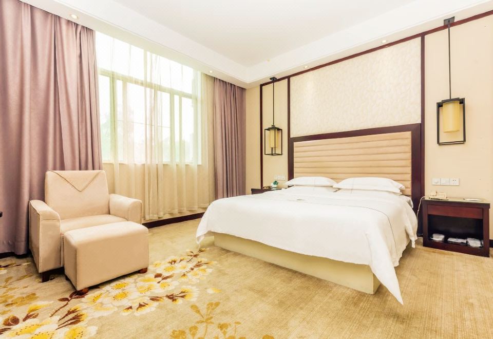 商務風尚大床房：靜謐山景+舒享大浴室