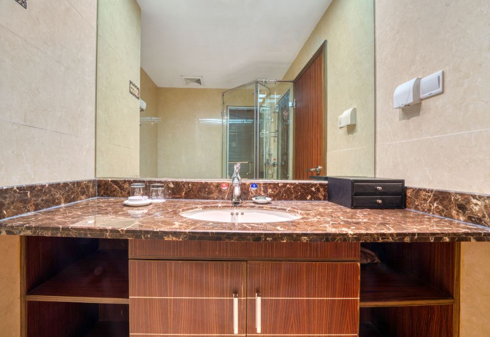 露台湖景大床房