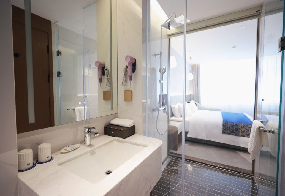 商务大床房（舒眠床垫+贵妃椅+自动窗帘）